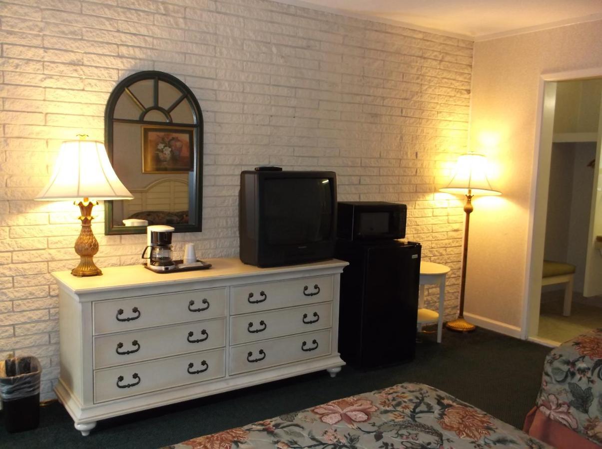 Azalea Inn & Suites Wilmington Oda fotoğraf